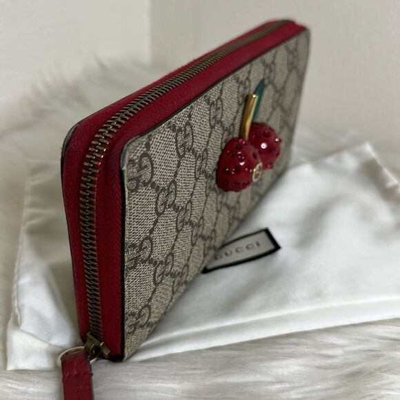 💯Authentic Gucci Beige/Red GG Supreme Canvas Cherry Zip Around Wallet🍀 - Picture 10 of 17